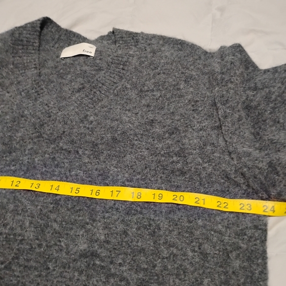 Wilfred Aritzia| Grey Charcoal V-Neck Wool Sweater - Picture 7 of 9